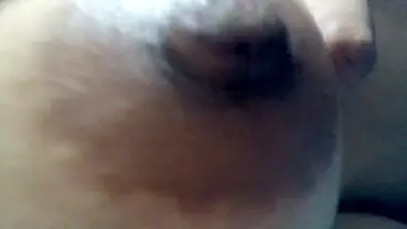 Gadis Imut Menikmati Sentuhan Lembut Pasangan