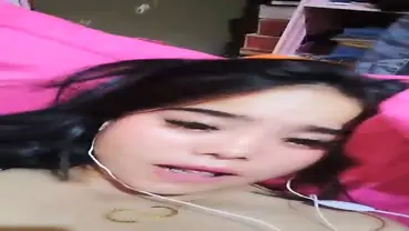 Pamer Aksi Mandiri Earphone Putih